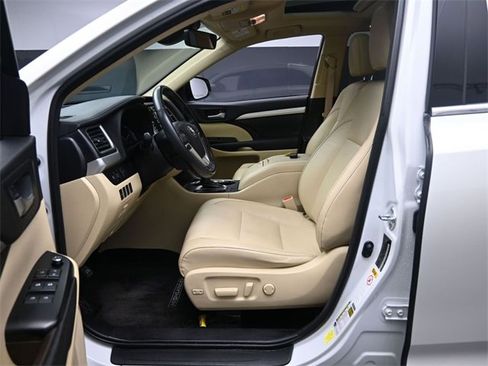 Used 2017 Toyota Highlander XLE image 22