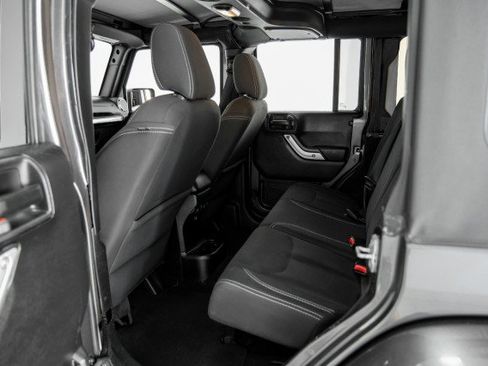 Used 2018 Jeep Wrangler Unlimited Sahara AWD/4WD image 33