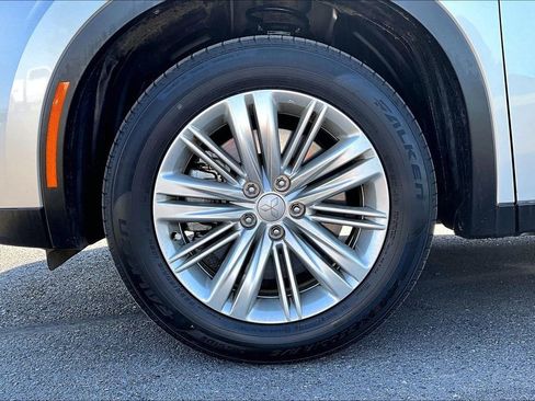 Used 2024 Mitsubishi Outlander ES FWD image 2