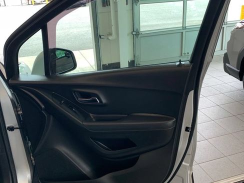 Used 2019 Chevrolet Trax LT w/ LT Convenience Package AWD/4WD image 23