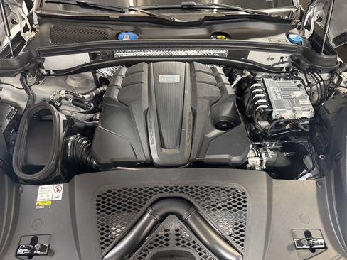 Used 2023 Porsche Macan S AWD/4WD image 32