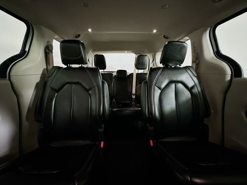 Used 2023 Chrysler Pacifica Touring-L image 30