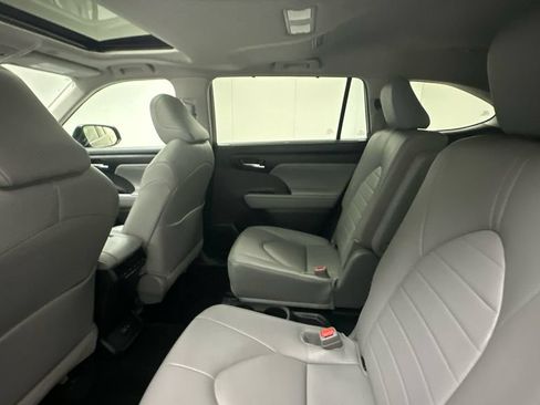Certified 2024 Toyota Highlander XLE AWD/4WD image 10