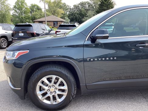 Used 2020 Chevrolet Traverse LT image 2