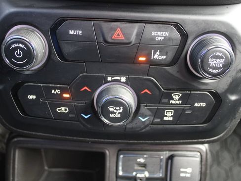 Used 2021 Jeep Renegade Latitude FWD image 37