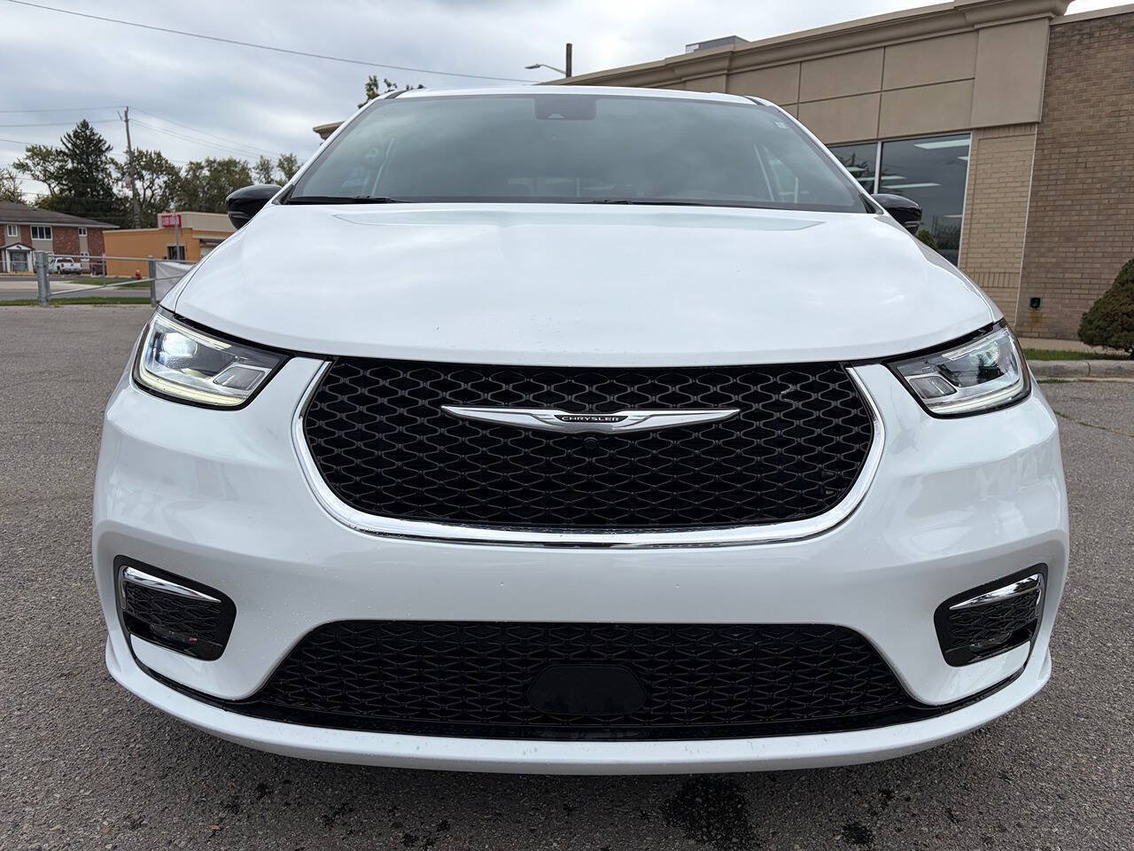 Used 2025 Chrysler Pacifica Select FWD image 2