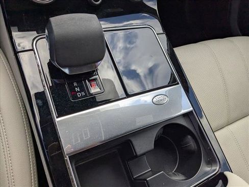 Used 2022 Land Rover Range Rover Velar R-Dynamic S image 11