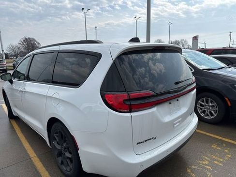 Used 2025 Chrysler Pacifica Limited image 22