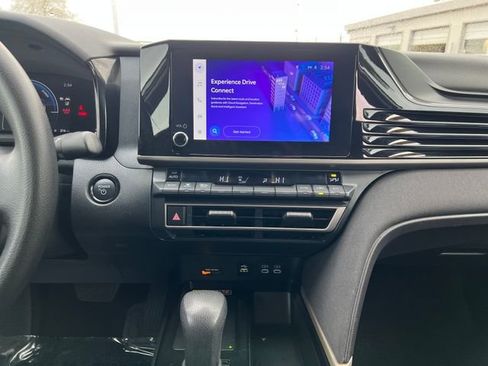 Used 2025 Toyota Camry LE image 24