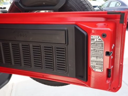 Used 2025 Jeep Wrangler Unlimited Sahara AWD/4WD image 24