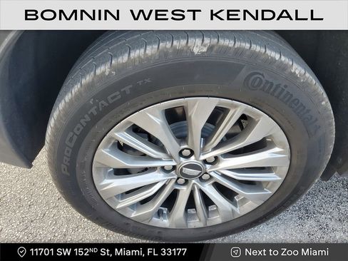 Used 2025 Cadillac XT4 Premium Luxury image 9