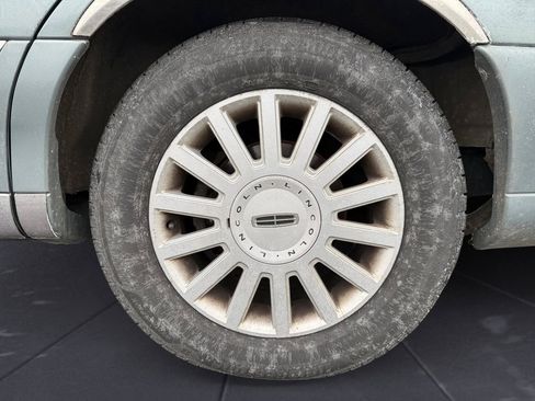 Used 2005 Lincoln Town Car Signature image 13