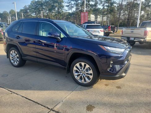 Used 2022 Toyota RAV4 XLE Premium image 10