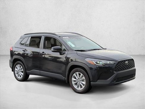 Used 2023 Toyota Corolla Cross LE w/ Moonroof Package FWD image 3