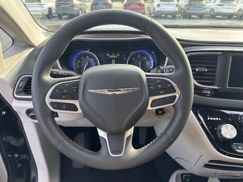 Used 2023 Chrysler Voyager LX image 9