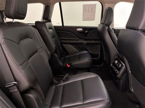 Used 2023 Lincoln Aviator AWD w/ Premium Package image 16