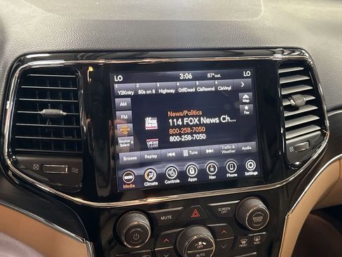 Used 2020 Jeep Grand Cherokee Limited w/ Luxury Group II AWD/4WD image 19