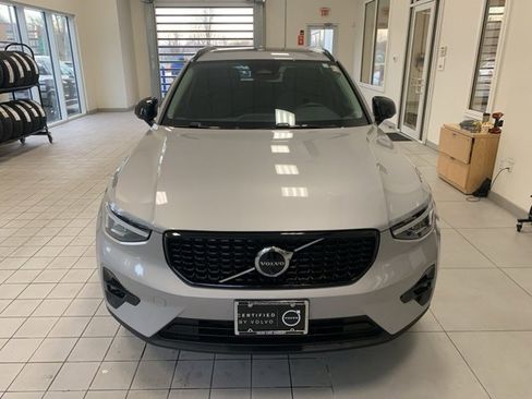 Certified 2025 Volvo XC40 B5 Plus image 2