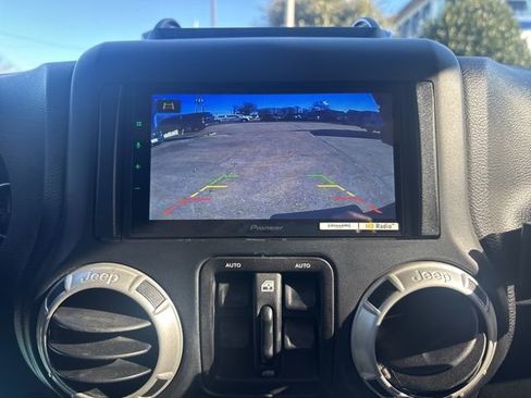 Used 2017 Jeep Wrangler Unlimited Sahara image 25