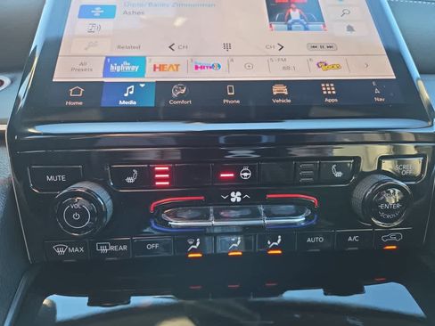 New 2025 Jeep Grand Cherokee Limited w/ Black Appearance Package image 19