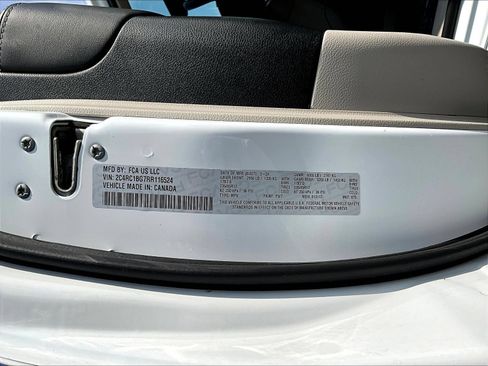 Used 2024 Chrysler Pacifica Touring-L FWD image 22