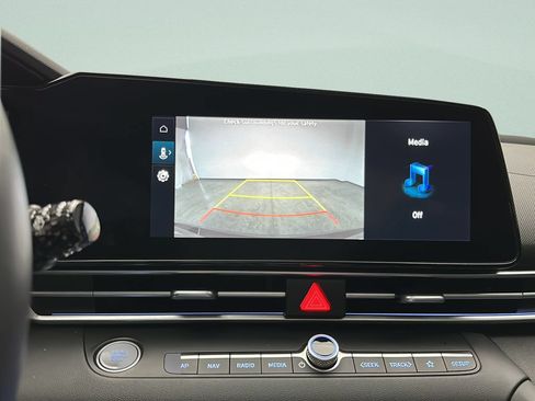 Certified 2025 Hyundai Elantra Limited FWD image 28