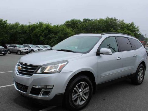 Used 2017 Chevrolet Traverse LT FWD image 1