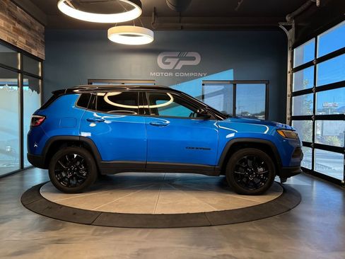 Used 2024 Jeep Compass Latitude w/ Convenience Group AWD/4WD image 2