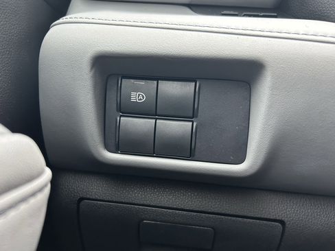 Used 2021 Toyota Highlander L image 19