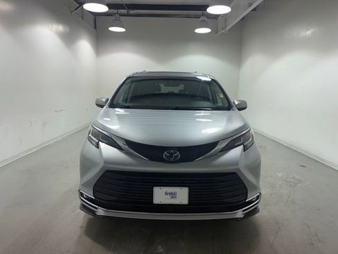 Used 2021 Toyota Sienna XLE image 2