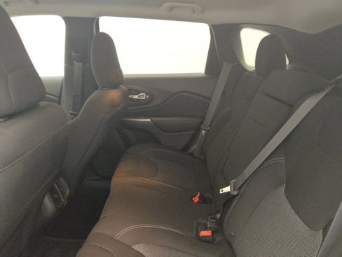 Used 2019 Jeep Cherokee Latitude w/ Cold Weather Group FWD image 18