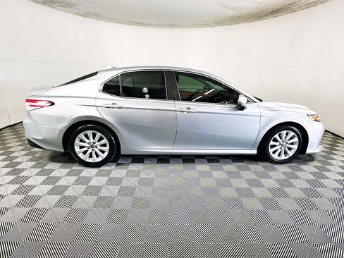 Used 2020 Toyota Camry LE image 2