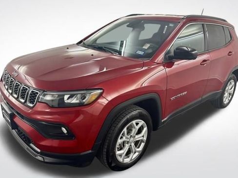 Used 2024 Jeep Compass Latitude image 4