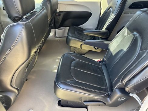 Used 2020 Chrysler Pacifica Limited image 19