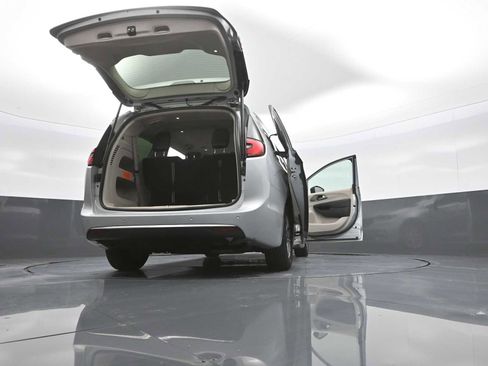 Used 2023 Chrysler Pacifica Touring-L FWD image 50