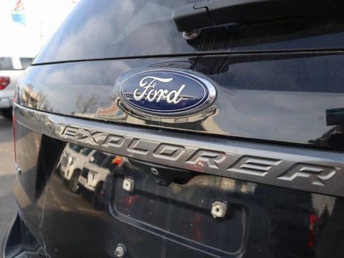 Used 2019 Ford Explorer XLT w/ Equipment Group 202A image 6