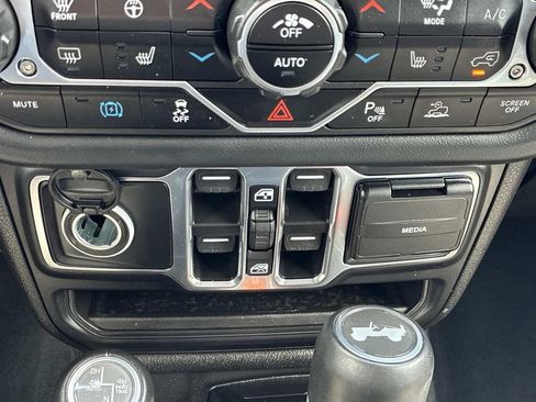 Used 2024 Jeep Wrangler Unlimited Sahara w/ Technology Group AWD/4WD image 32