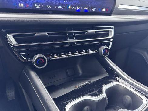 Used 2024 Chevrolet Traverse LT image 12