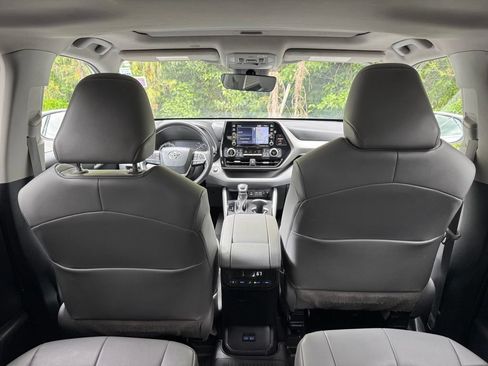 Used 2022 Toyota Highlander XLE AWD/4WD image 26