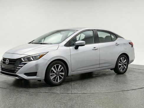Used 2025 Nissan Versa SV image 3