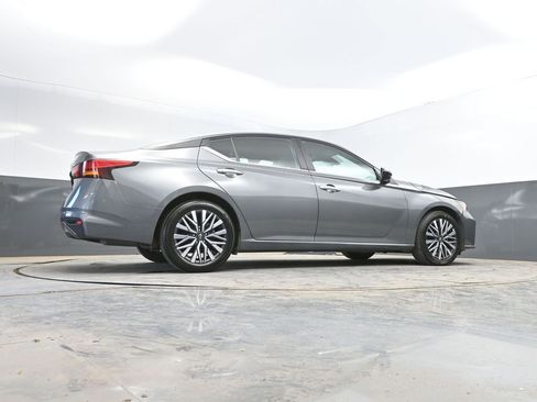Used 2025 Nissan Altima 2.5 SV FWD image 39