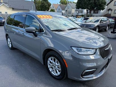 Used 2023 Chrysler Pacifica Touring