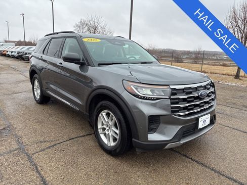 Used 2025 Ford Explorer Active AWD/4WD image 2