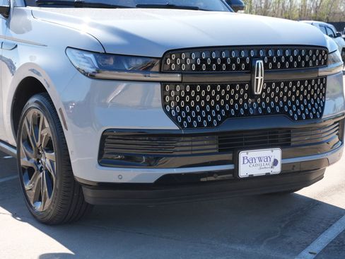 Used 2025 Lincoln Navigator L Reserve image 31