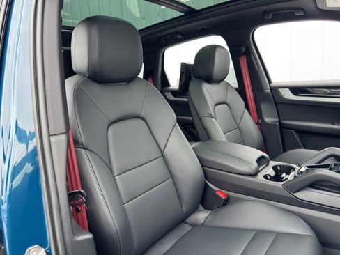 Used 2024 Porsche Cayenne E-Hybrid w/ Premium Package image 43