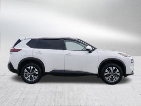 Used 2021 Nissan Rogue SV image 2