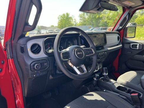 Used 2025 Jeep Wrangler Unlimited Sahara w/ Safety Group AWD/4WD image 18