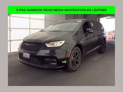 Used 2022 Chrysler Pacifica Limited w/ Uconnect Theater Family Group