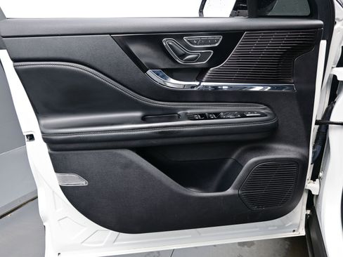 Used 2022 Lincoln Corsair AWD w/ Premium Package image 9