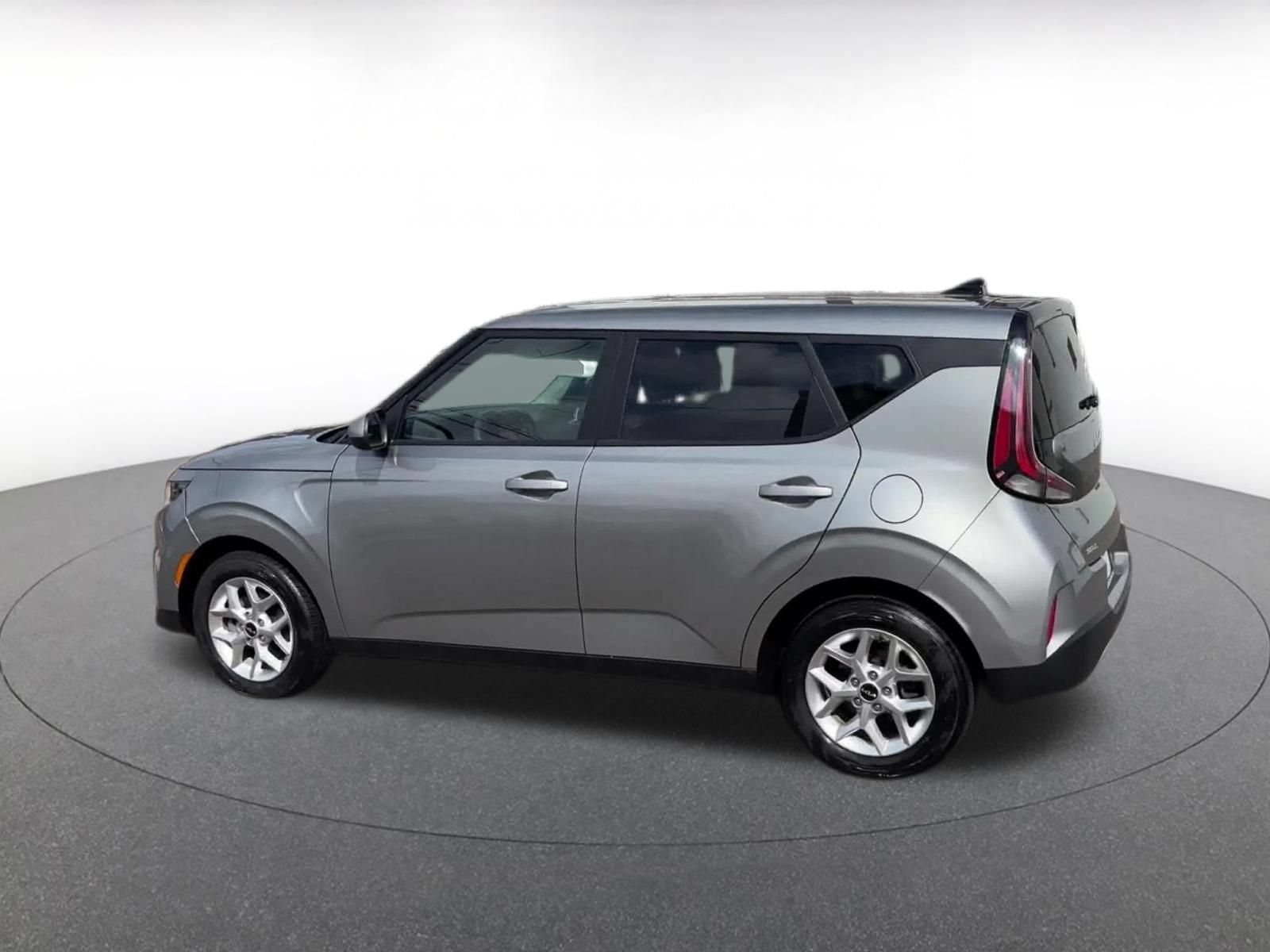 Used 2025 Kia Soul LX w/ LX Technology Package FWD image 9